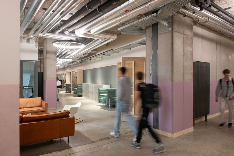 Kantonales Schulprovisorium und Schule für Gestaltung im Bernapark, Stettlen – Schulräume / Aufenthalt – Aebi & Vincent Architekten SIA AG, Fotografie: Adrian Scheidegger